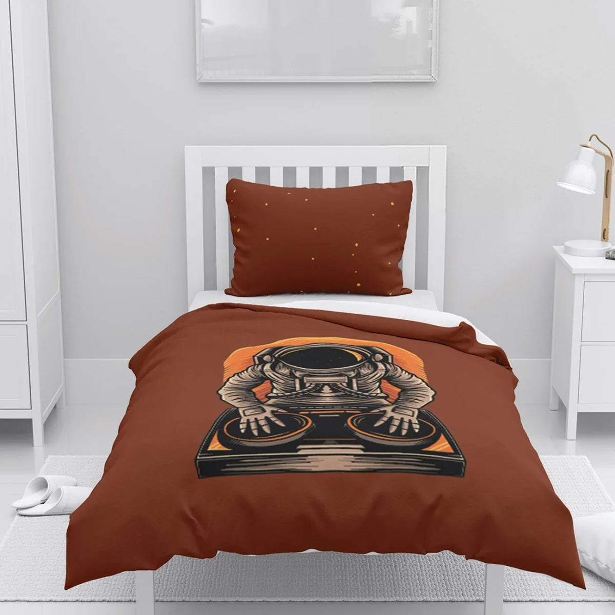 Astronot DJ Nevresim Takımı | Kiremit rengi yıldızlar, DJ pikapları Desenli