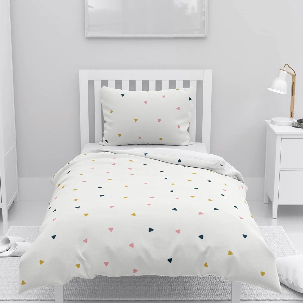 Üçgenler Nevresim Takımı | Beyaz küçük lacivert, pembe ve sarı üçgenler Desenli