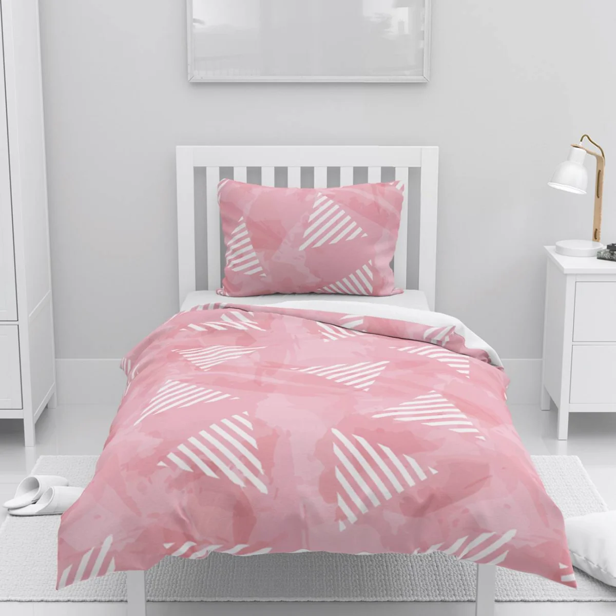 Soyut Geometrik Nevresim Takımı | Pembe Beyaz çizgili üçgenler ve suluboya efektli pembe lekeler ...