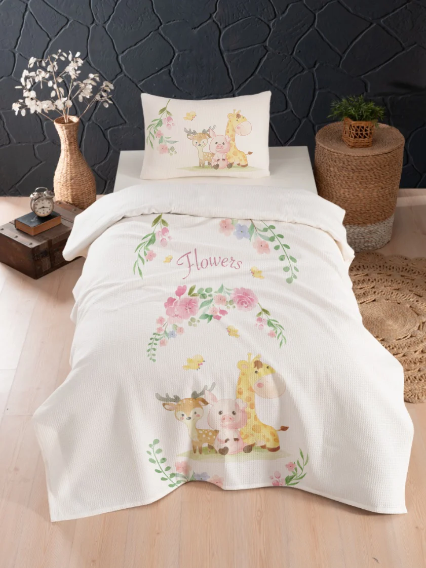 Orman Hayvanları Pike Örtü | Beyaz çiçekler, yapraklar Desenli