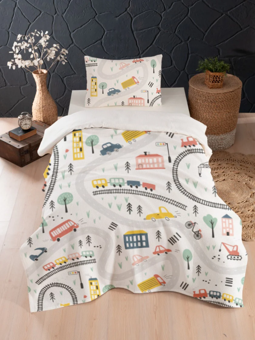 Şehir ve Araçlar Pike Örtü | Beyaz Yollar, binalar Desenli