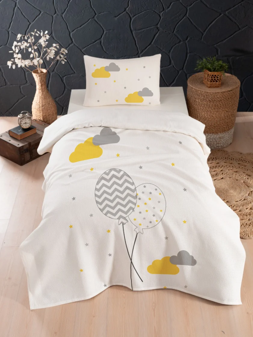 Bulutlar ve Balonlar Pike Örtü | Beyaz Sarı ve gri bulutlar, yıldızlar Desenli