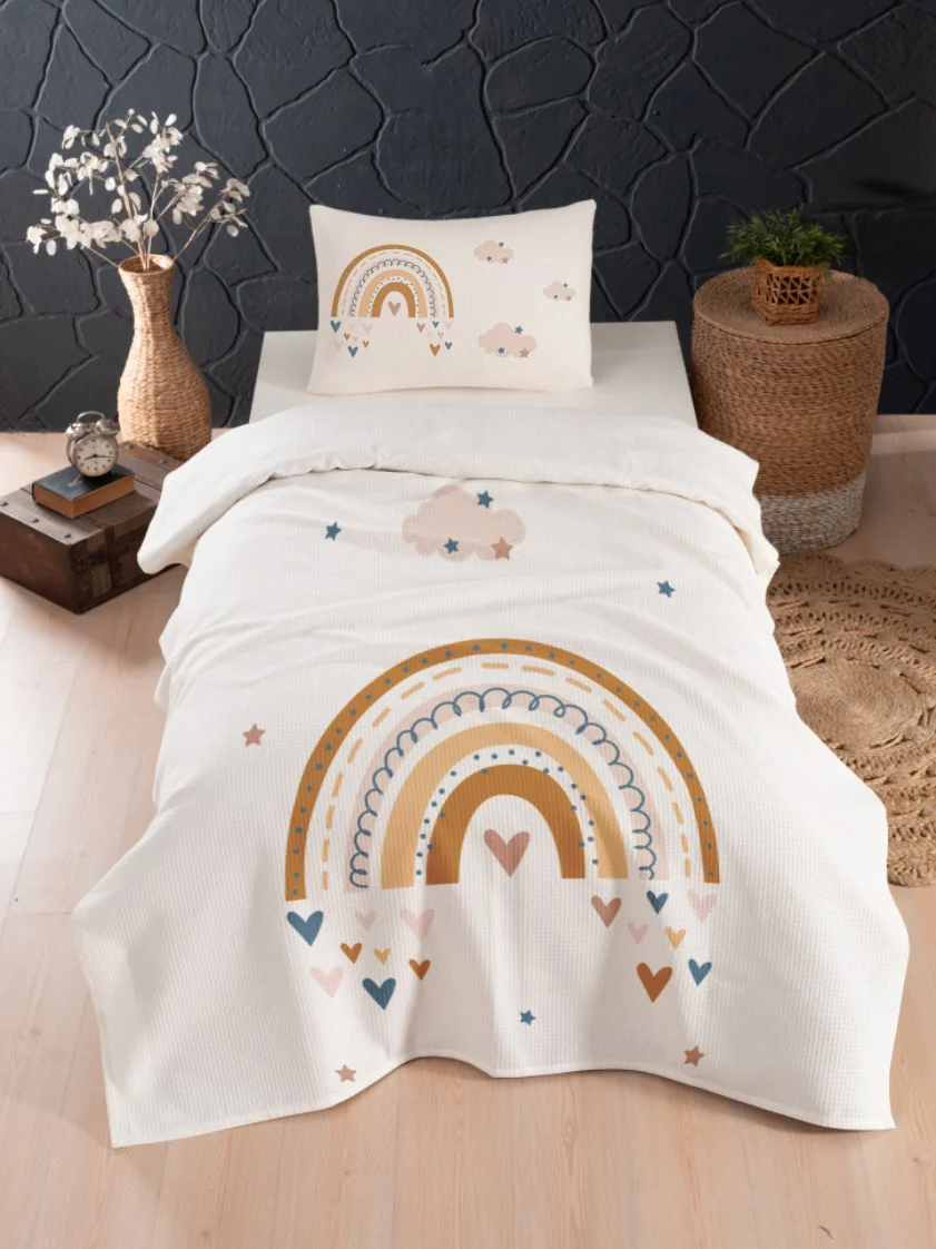 Gökkuşağı Pike Örtü | Beyaz gökkuşağı, bulutlar Desenli