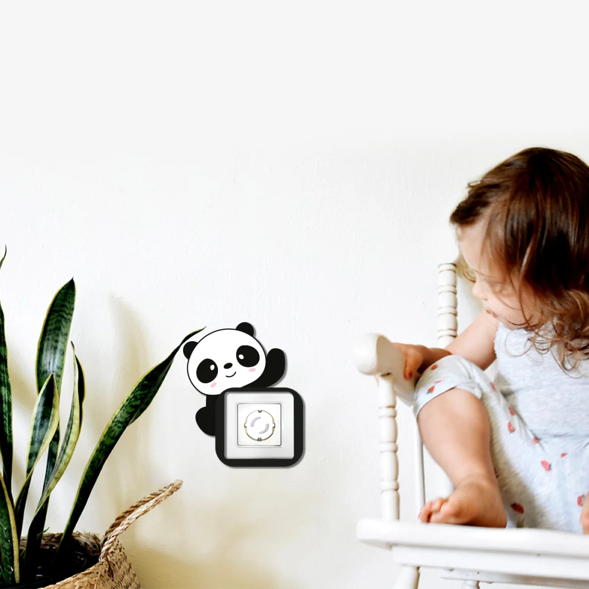 Panda Priz Kapağı | Beyaz sevimli panda, gülümseyen Desenli