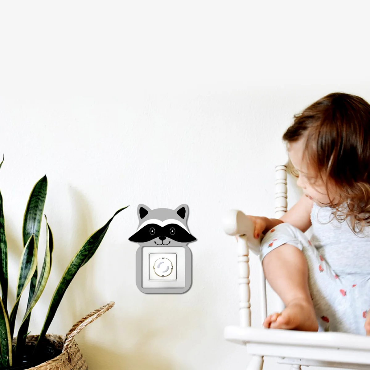 Rakun Priz Kapağı | Gri Gülümseyen yüz, siyah göz maskesi Desenli