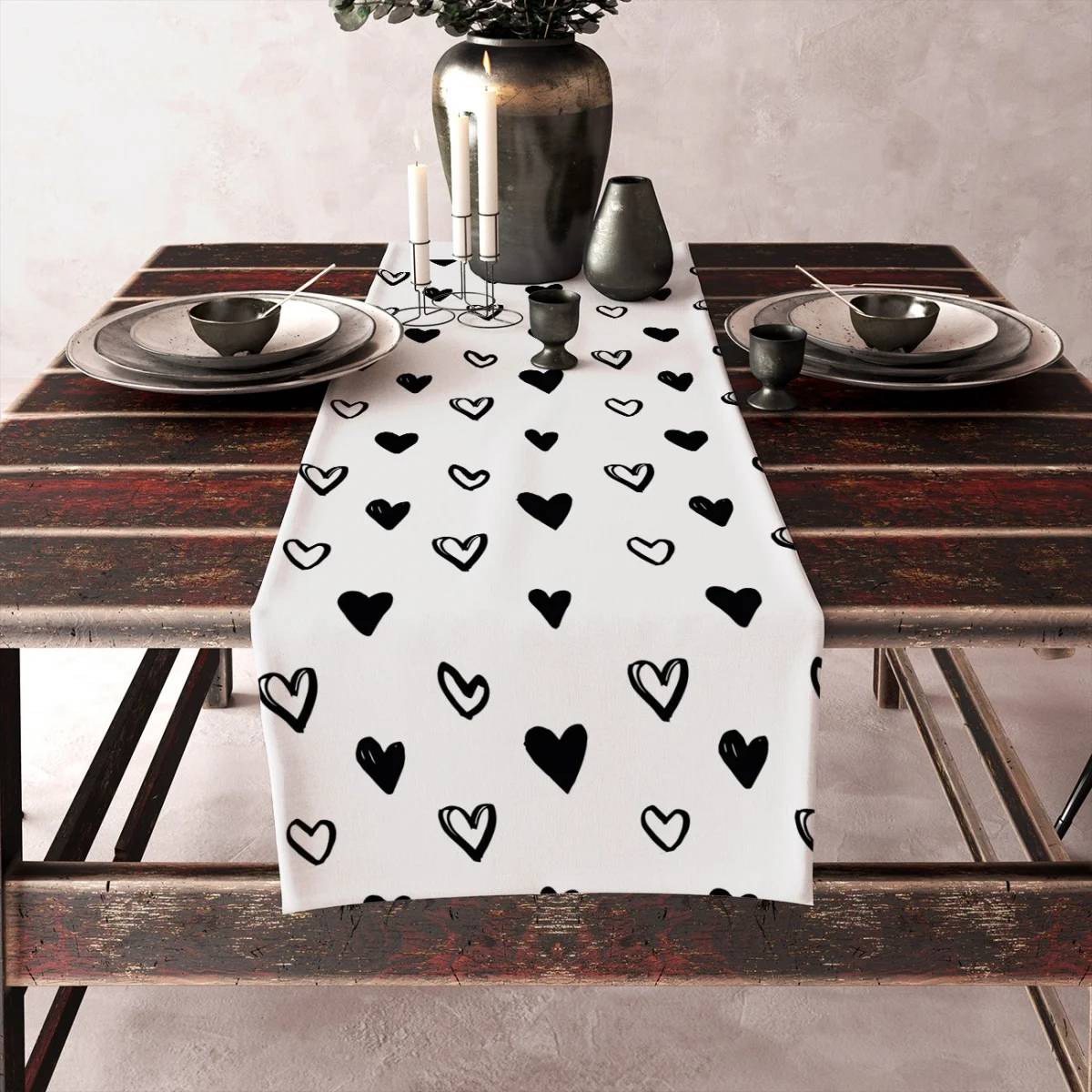Aşk Runner Yolluk | Siyah ve Beyaz El çizimi kalpler ve fırça darbeli LOVE yazısı Desenli