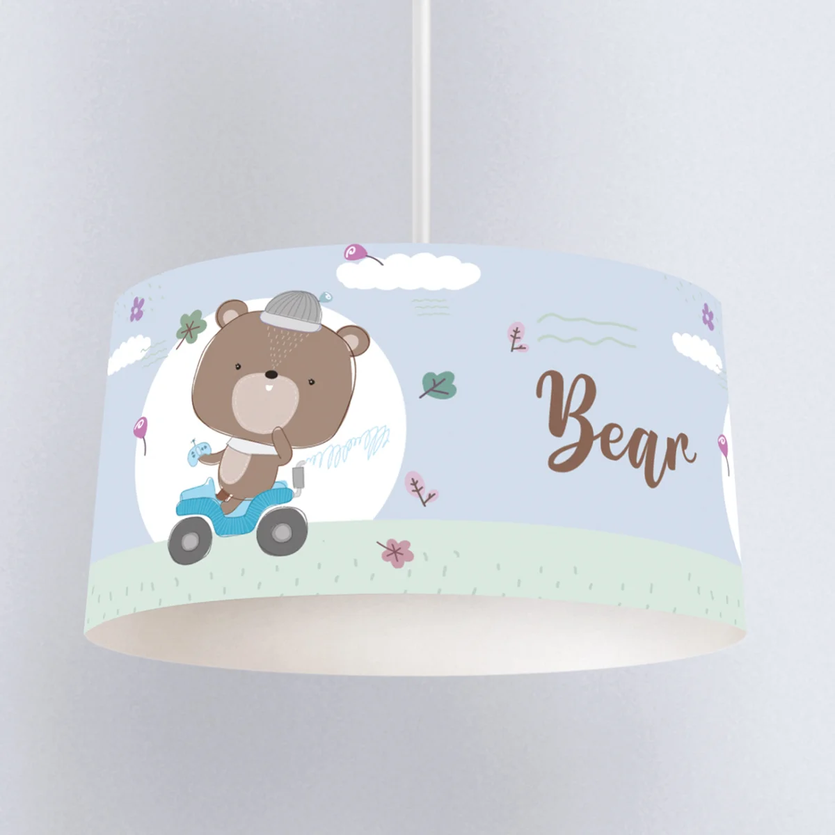 Araç süren ayıcık Sarkıt Avize | Mavi bulutlar, çimen Desenli