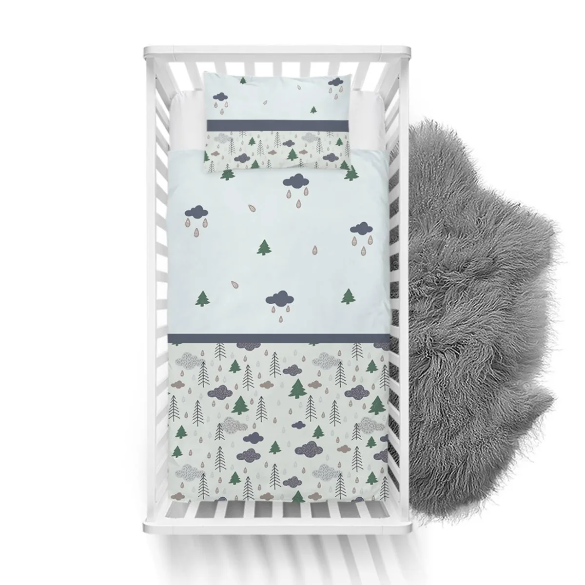 Orman Yatak Örtüsü ve Pike | Açık Mavi çam ağaçları, bulutlar Desenli