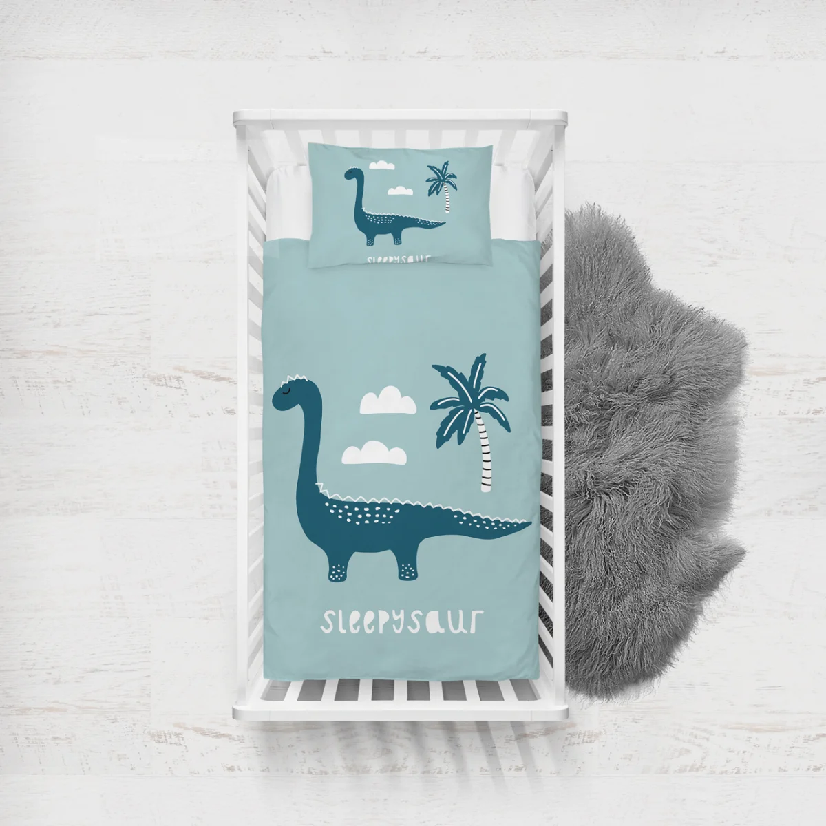 Dinozorlar Yatak Örtüsü ve Pike | Açık Mavi Bulutlar, palmiye ağaçları ve yapraklar Desenli