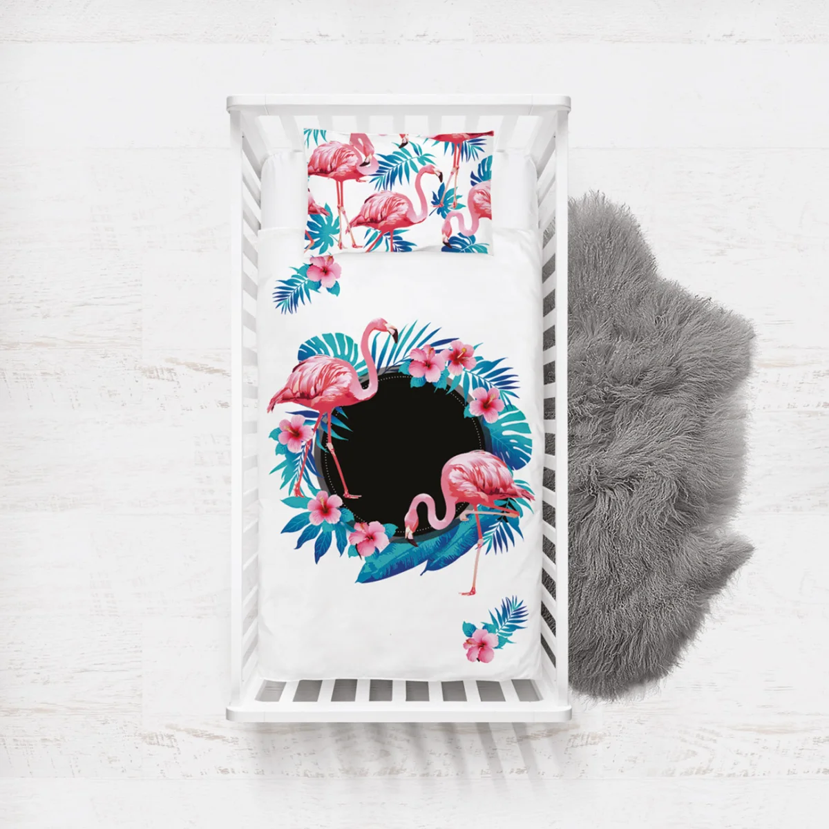 Flamingolar Yatak Örtüsü ve Pike | Beyaz Tropikal yapraklar, pembe hibiskus çiçekleri Desenli