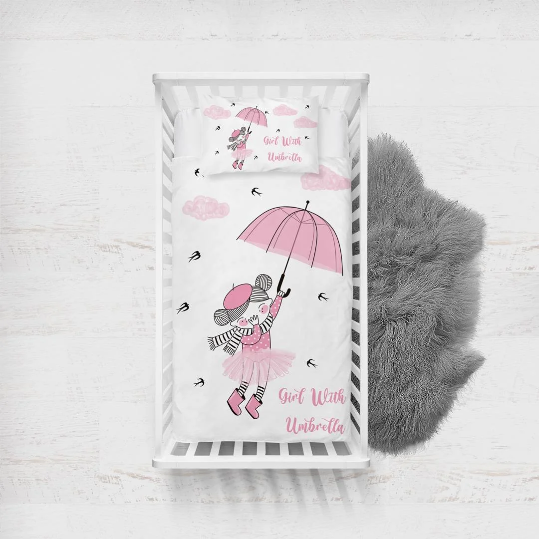 Şemsiyeli Kız Yatak Örtüsü ve Pike | Beyaz pembe bulutlar, uçan kuşlar Desenli