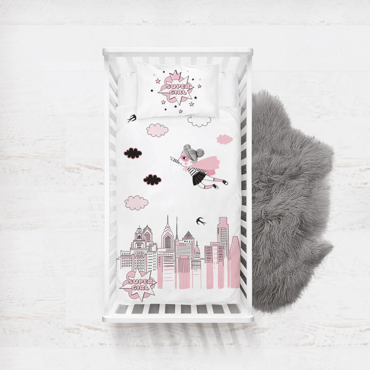 Süper Kız Yatak Örtüsü ve Pike | Beyaz şehir manzarası, bulutlar Desenli