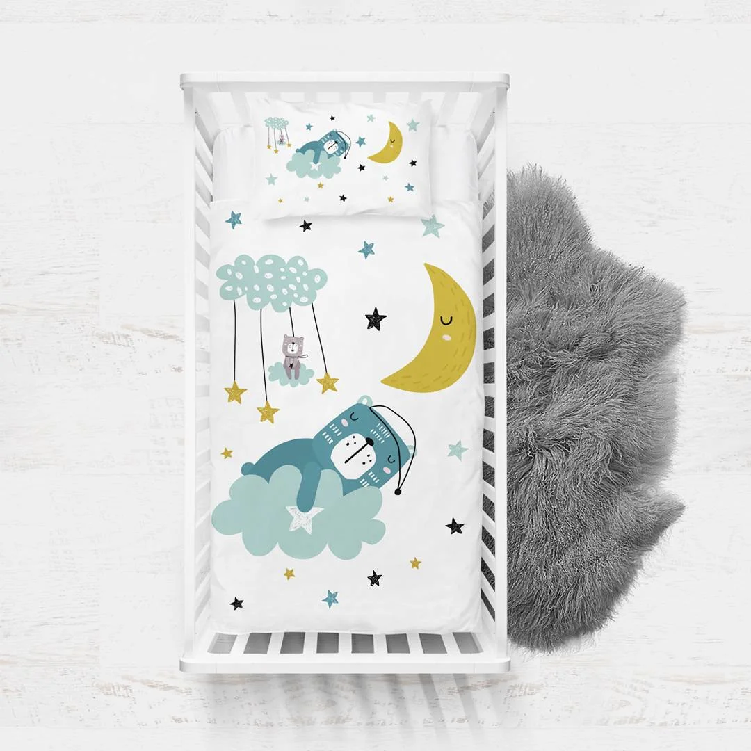 Uyuyan Ayıcık ve Gökyüzü Yatak Örtüsü ve Pike | Beyaz bulut, yıldız Desenli