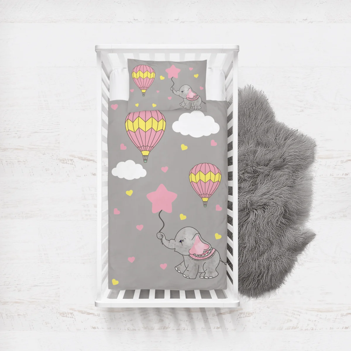 Fil ve Sıcak Hava Balonları Yatak Örtüsü ve Pike | Gri Kalpler, bulutlar Desenli