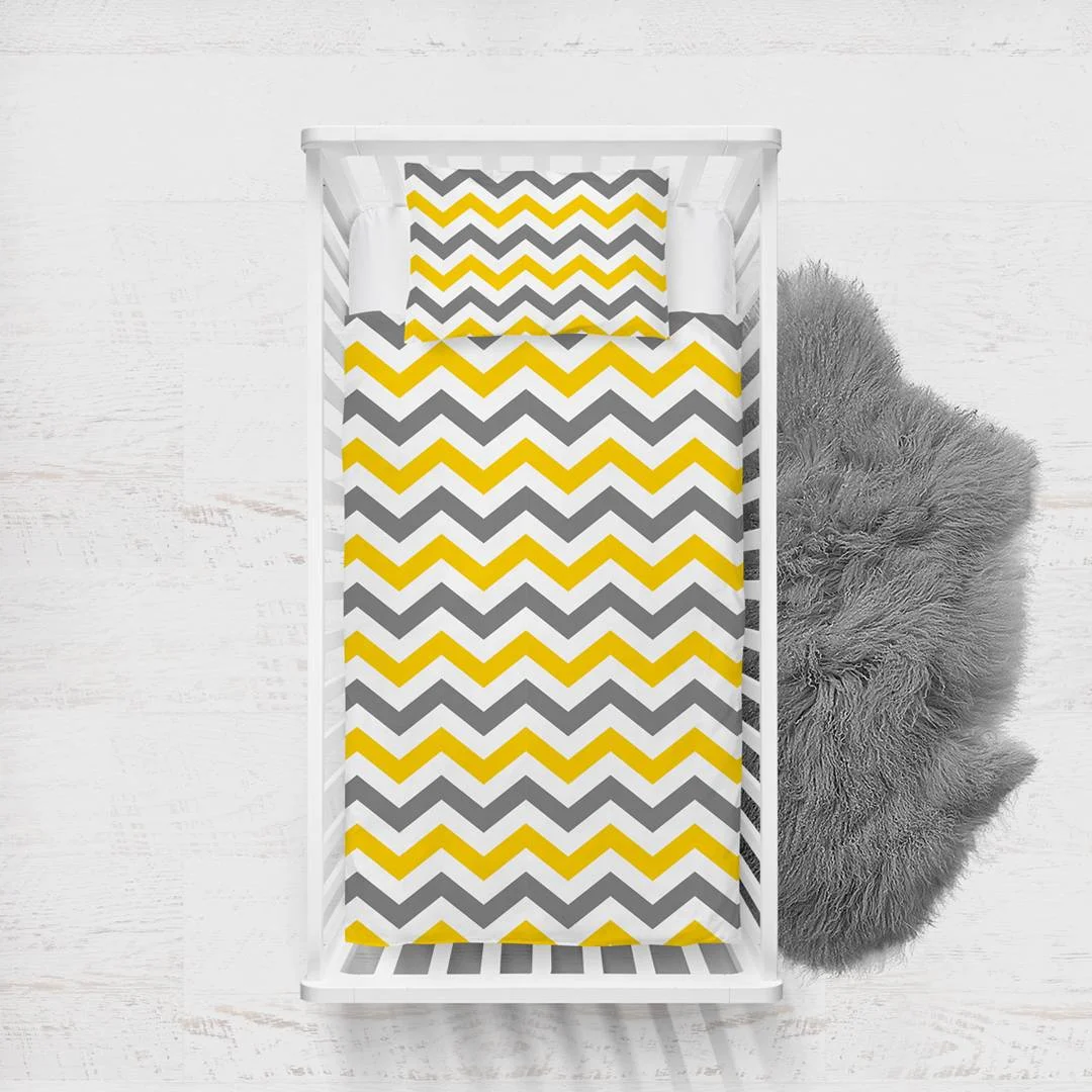 Şevron Yatak Örtüsü ve Pike | Sarı, Gri, Beyaz Zig-zag çizgili Desenli
