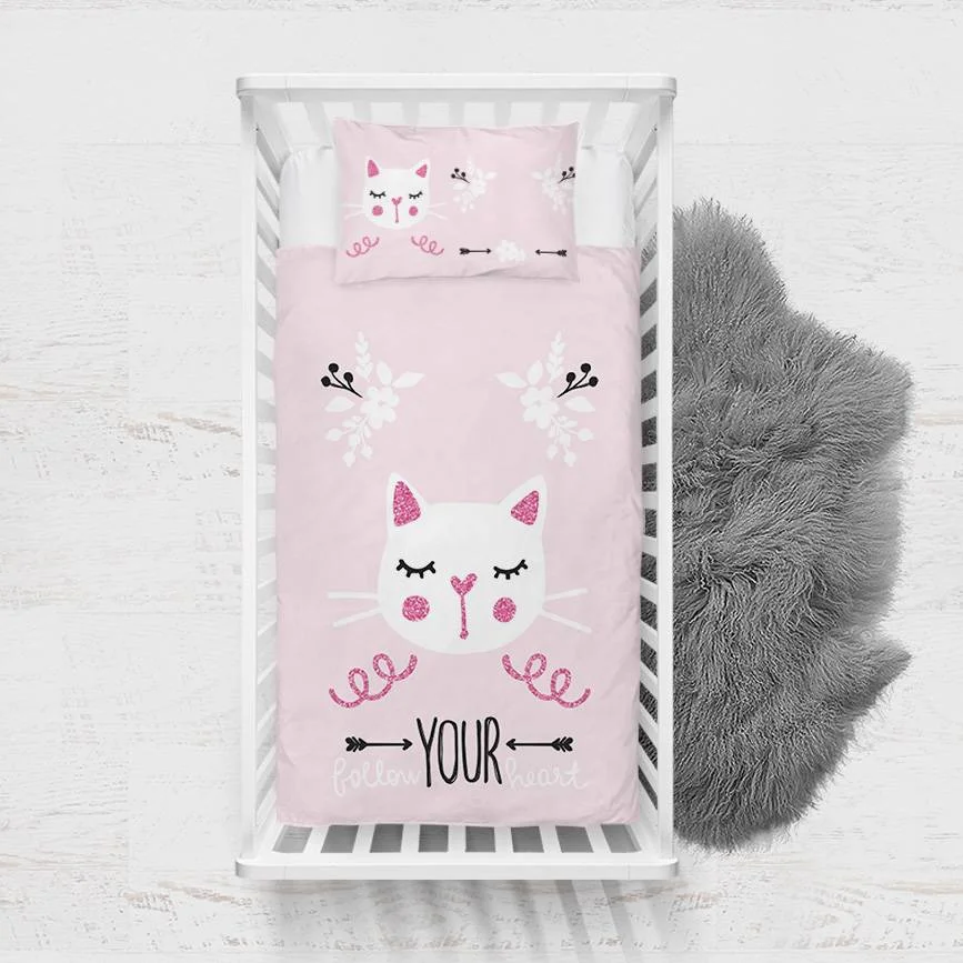 Kedi Yatak Örtüsü ve Pike | Pembe simli detaylar, çiçekler Desenli