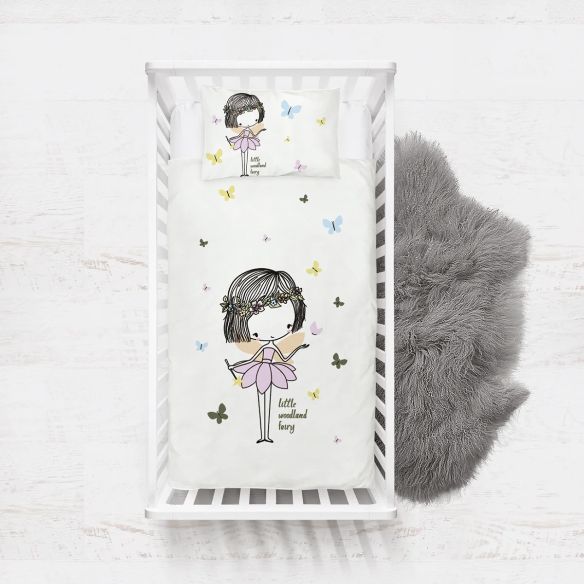 Peri Yatak Örtüsü ve Pike | Beyaz Kelebekler ve 'little woodland fairy' yazısı Desenli