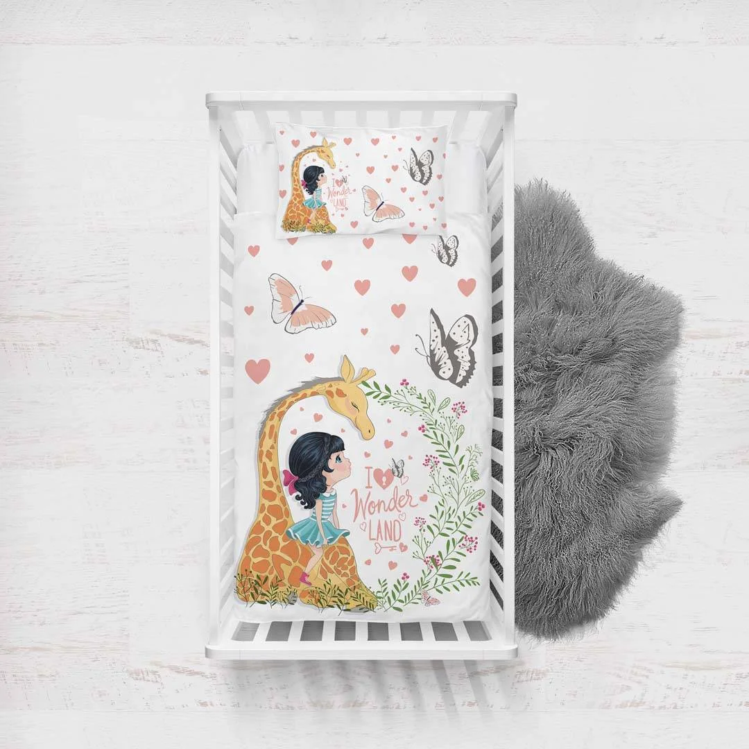 Kız ve Zürafa Yatak Örtüsü ve Pike | Beyaz Kalpler, kelebekler Desenli