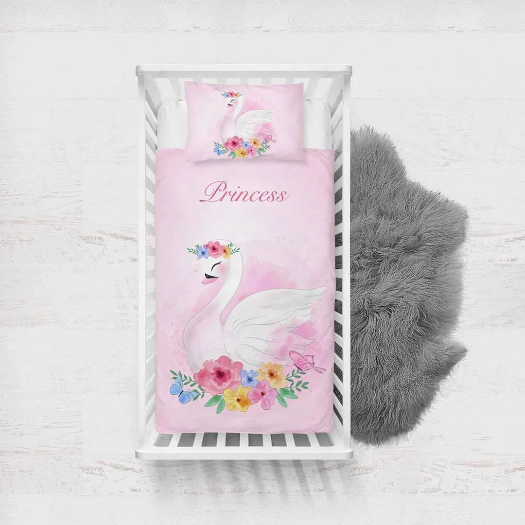 Kuğulu Prenses Yatak Örtüsü ve Pike | Pembe çiçekler, kelebekler Desenli