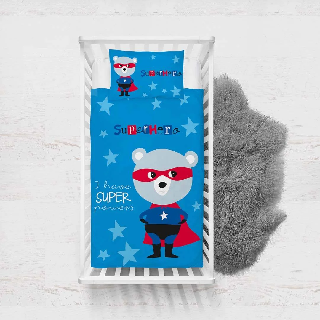 Süper Kahraman Ayı Yatak Örtüsü ve Pike | Mavi yıldızlar, Süper Kahraman yazısı Desenli