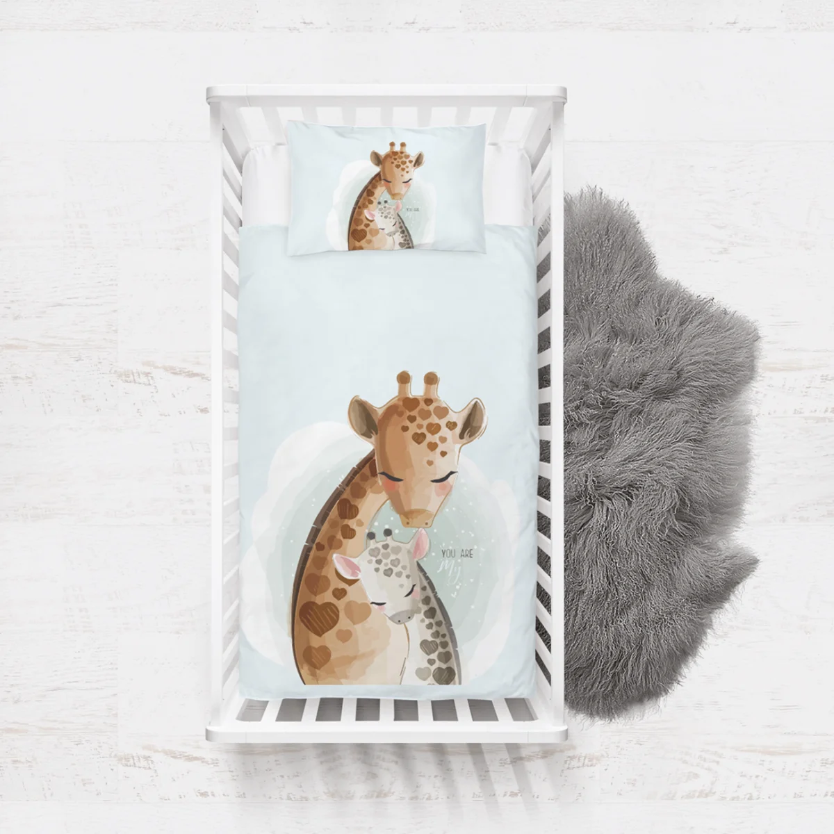 Zürafa Yatak Örtüsü ve Pike | Mavi kalp lekeler, bulutlar Desenli