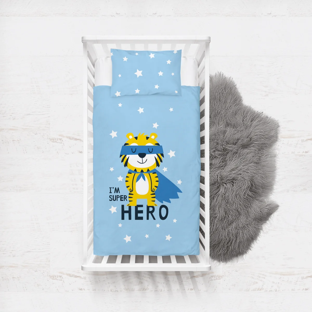 Süper Kahraman Kaplan Yatak Örtüsü ve Pike | Mavi yıldızlar, süper kahraman yazısı Desenli