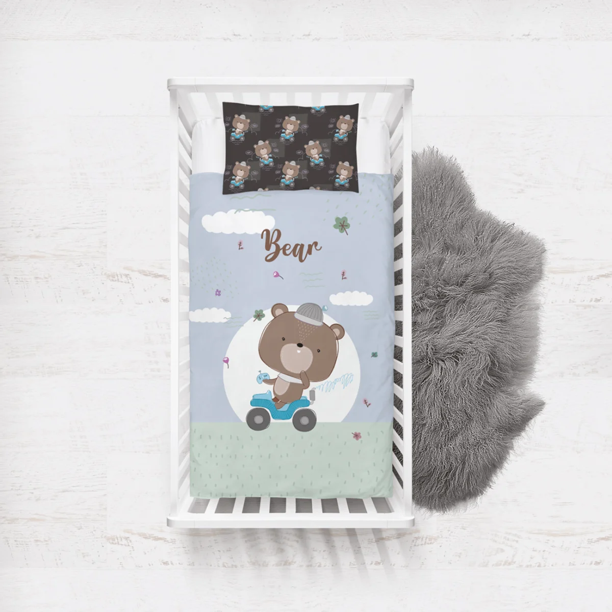 Araç süren ayıcık Yatak Örtüsü ve Pike | Mavi bulutlar, çimen Desenli