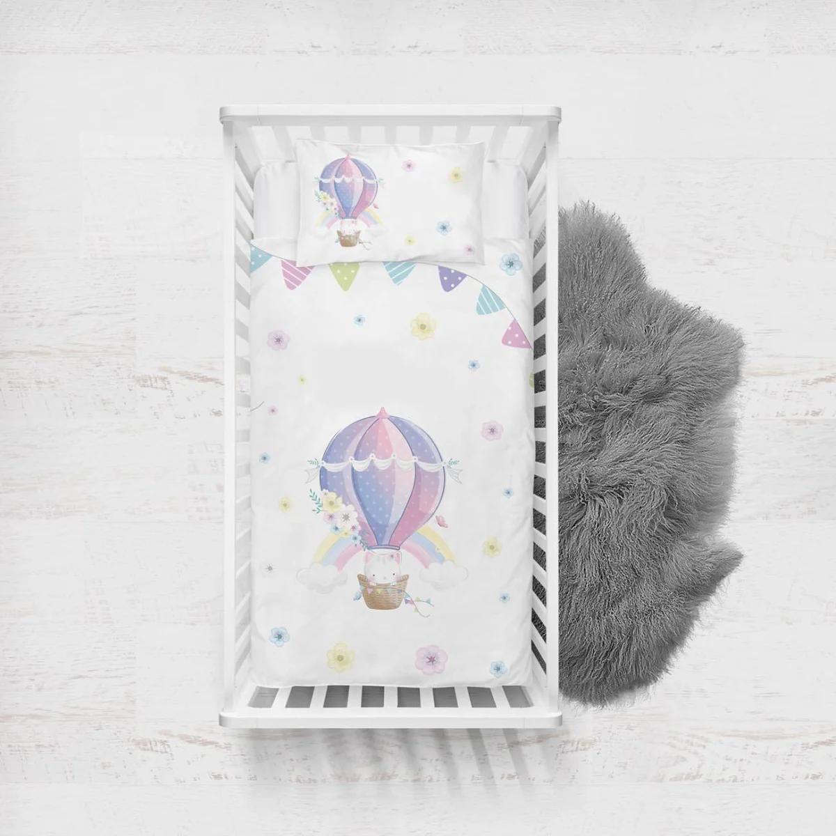Sıcak Hava Balonu ve Kedi Yatak Örtüsü ve Pike | Beyaz gökkuşağı, bulutlar Desenli