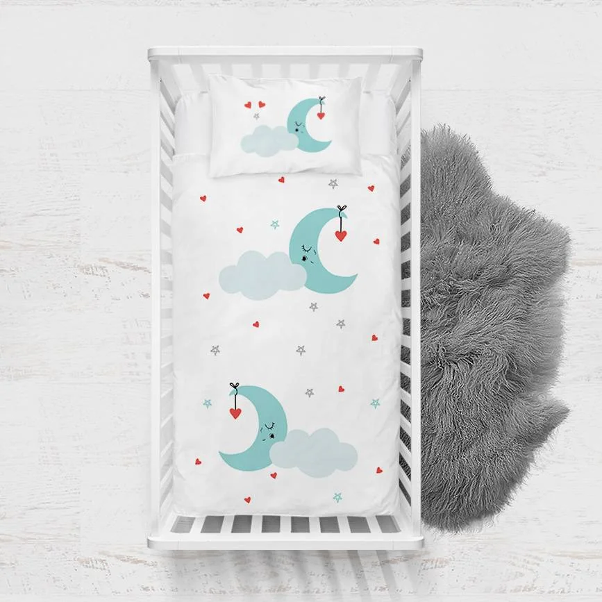 Ay ve Kalpler Yatak Örtüsü ve Pike | Beyaz uyuyan ay, bulut Desenli