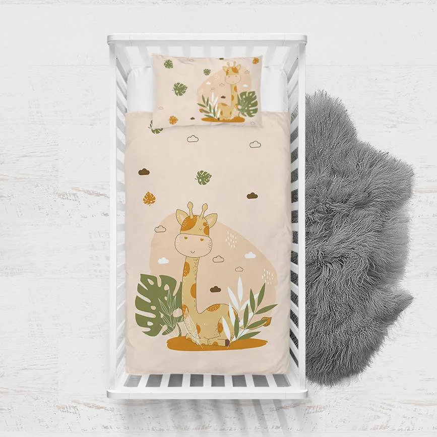 Orman Hayvanları Yatak Örtüsü ve Pike | Bej tropikal yapraklar, bulutlar ve sevimli noktalar Desenli