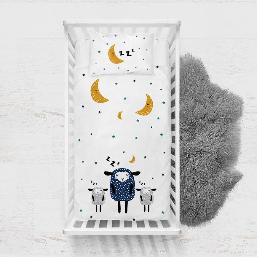 Koyunlar ve Uyku Teması Yatak Örtüsü ve Pike | Beyaz Uyuyan koyunlar, ay ve yıldızlar Desenli