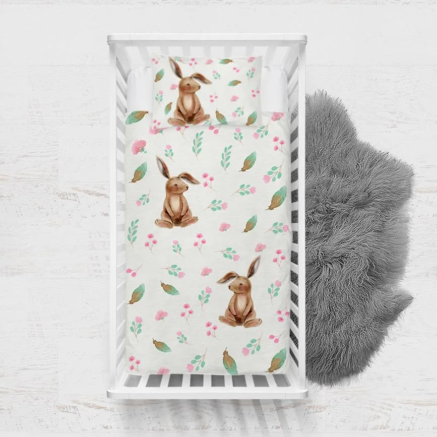 Tavşanlar Yatak Örtüsü ve Pike | Beyaz pembe çiçekler, yeşil yapraklar Desenli