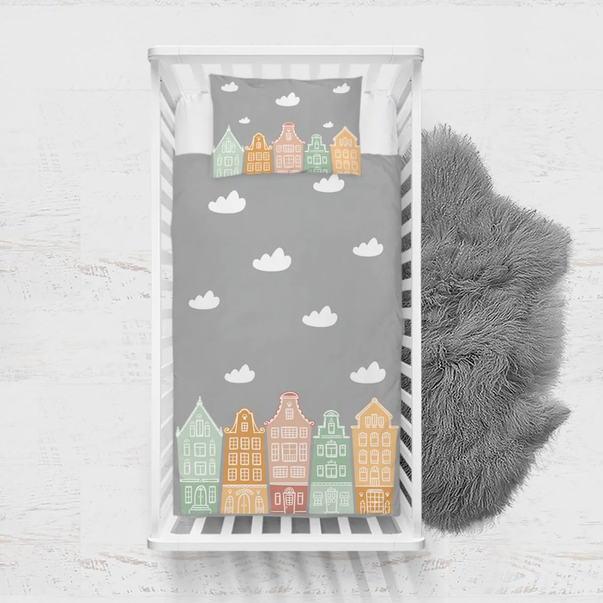 Evler, şehir silüeti Yatak Örtüsü ve Pike | Gri Bulut, renkli evler Desenli