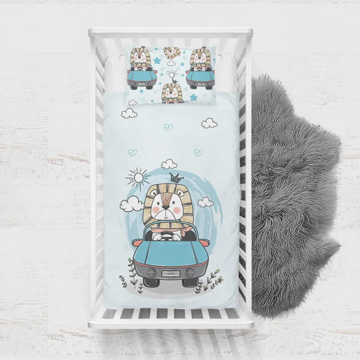 Aslan ve Araba Yatak Örtüsü ve Pike | Mavi bulut, güneş Desenli