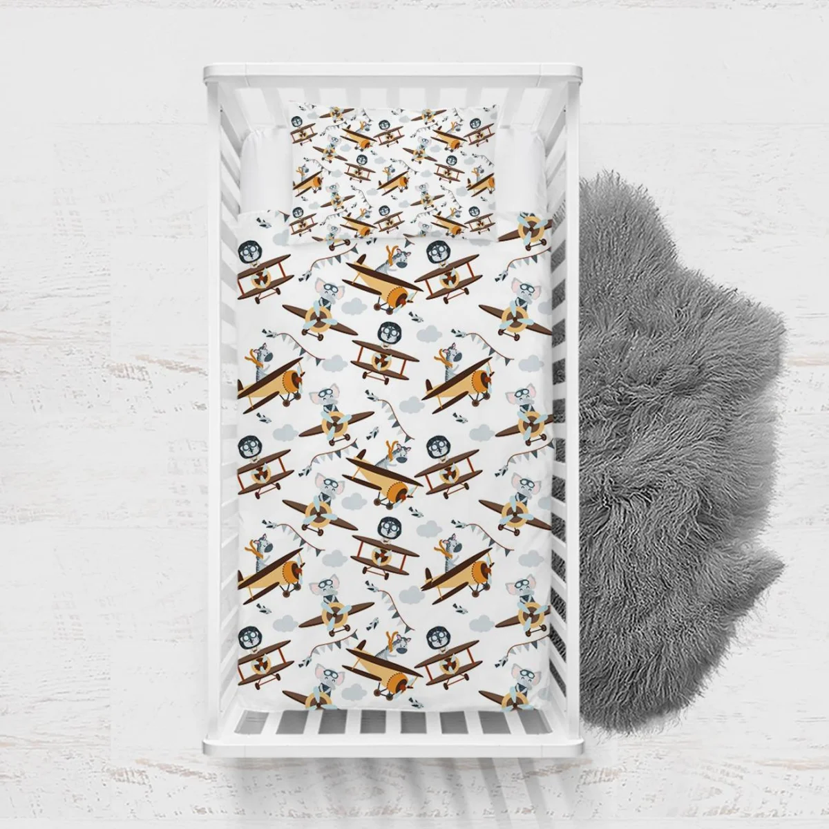 Hayvanlar ve Uçaklar Yatak Örtüsü ve Pike | Beyaz bulutlar, şerit bayraklar Desenli