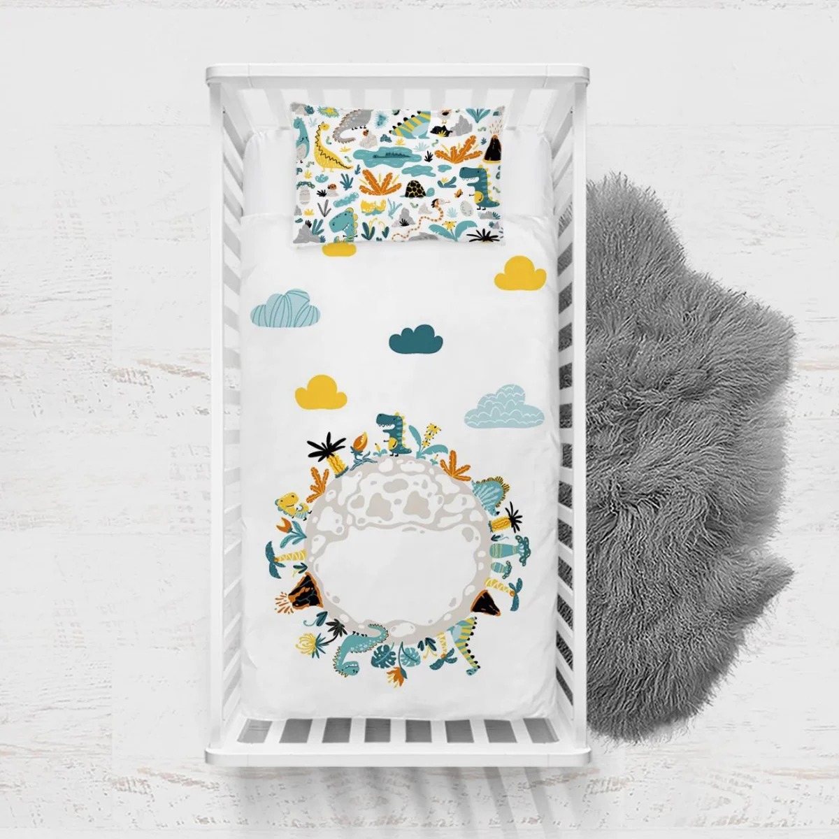 Dinozor Dünyası Yatak Örtüsü ve Pike | Beyaz Bulutlar, volkanlar Desenli