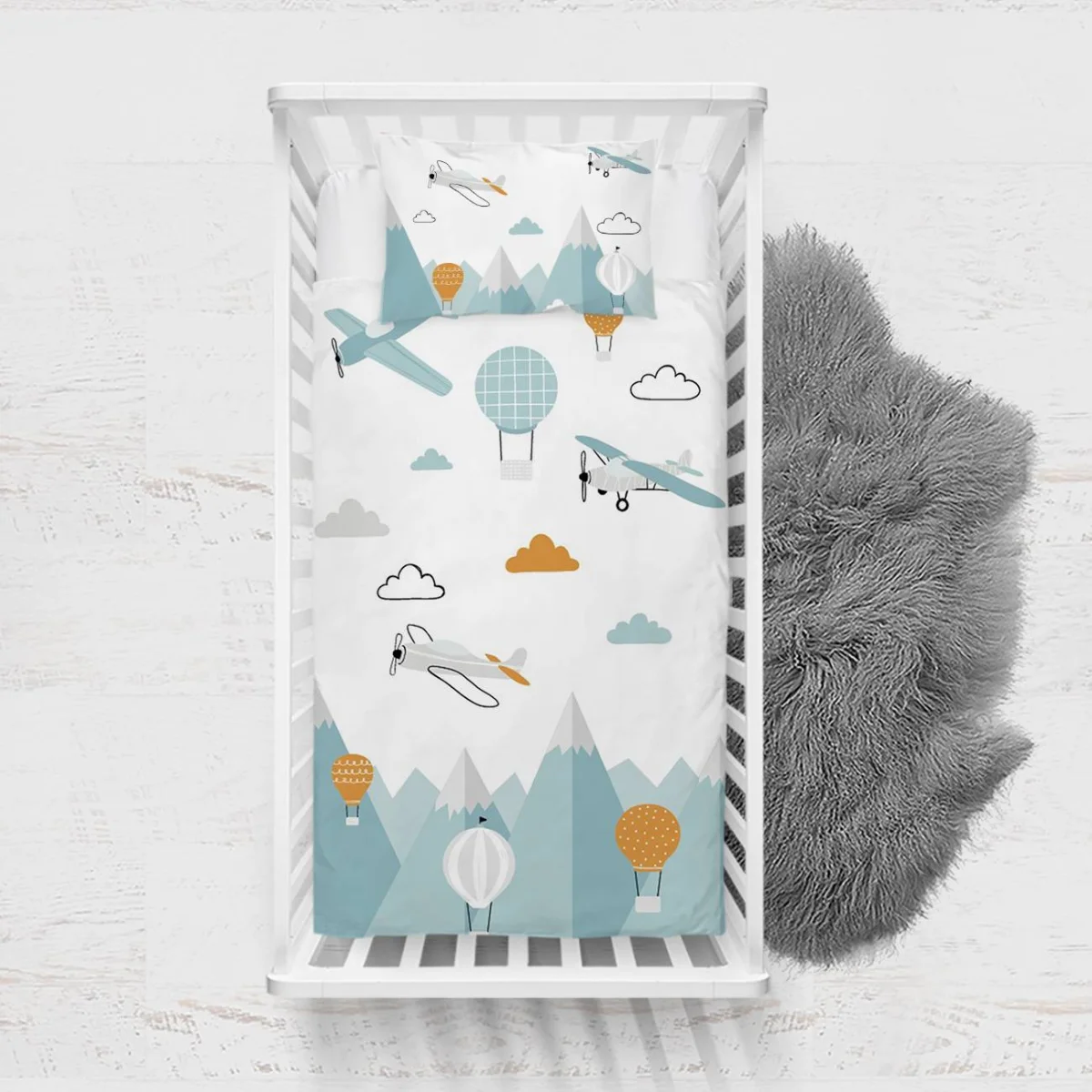 Uçaklar ve Balonlar Yatak Örtüsü ve Pike | Beyaz uçak, sıcak hava balonları Desenli