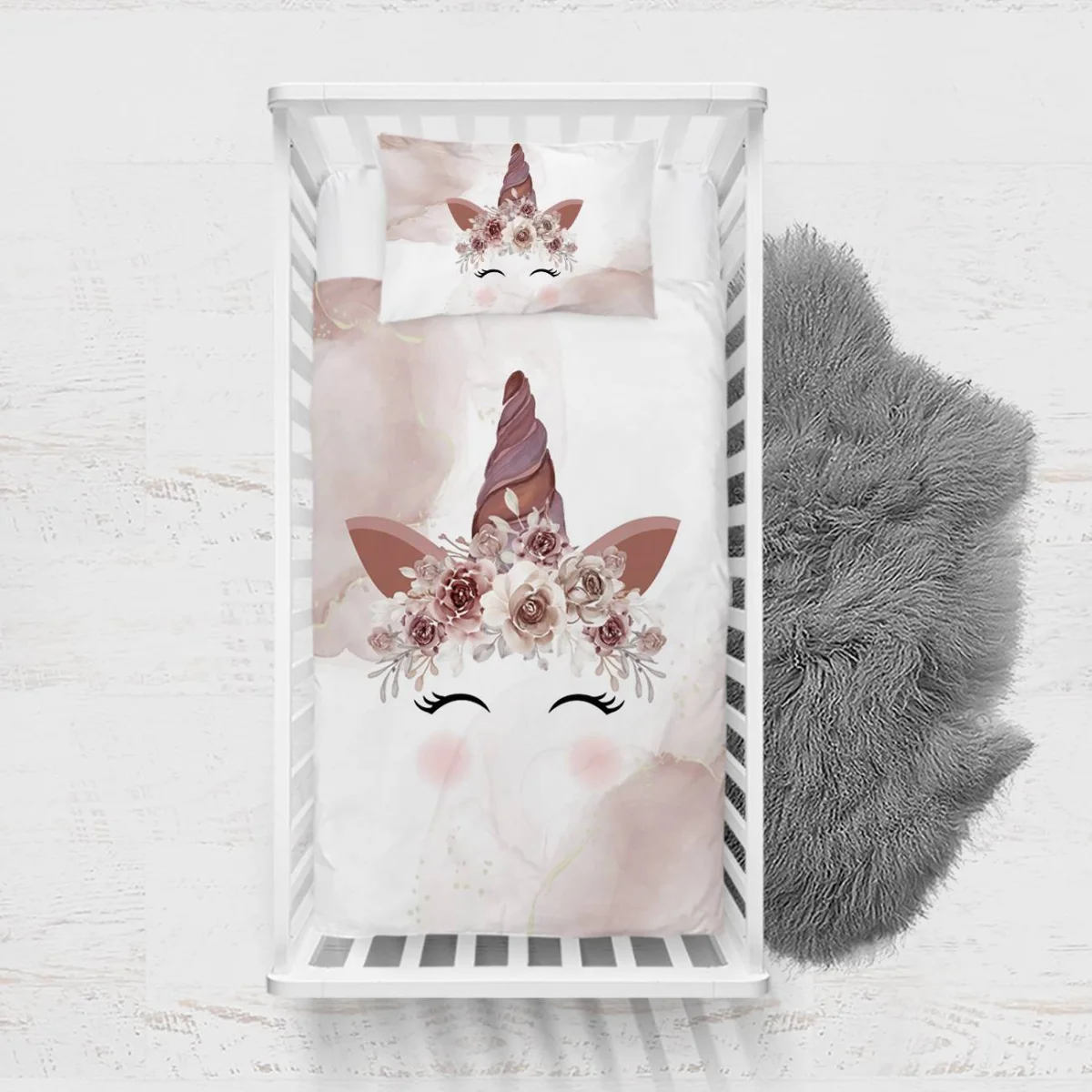 Unicorn Yatak Örtüsü ve Pike | Beyaz çiçekli taç, kapalı gözler Desenli