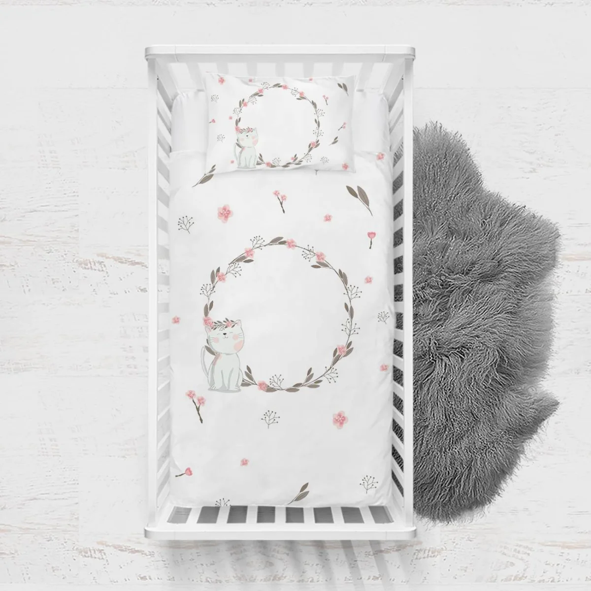 Kedi Yatak Örtüsü ve Pike | Beyaz Çiçekli çelenk, pembe çiçekler ve yapraklar Desenli