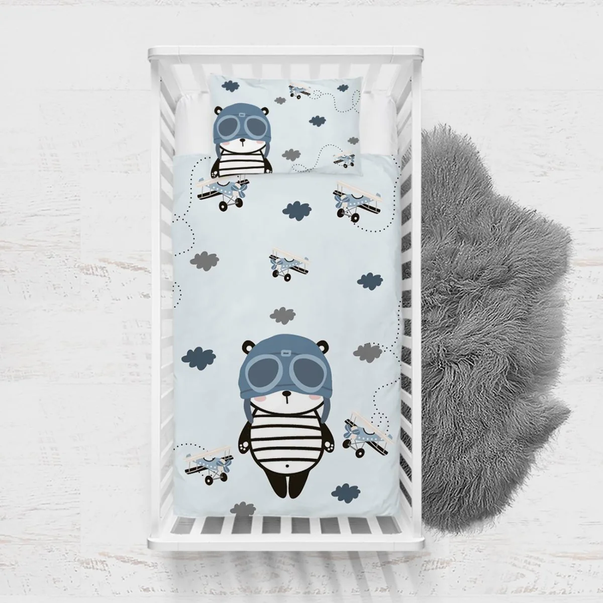 Pilot Ayı ve Uçaklar Yatak Örtüsü ve Pike | Açık Mavi Uçaklar, bulutlar Desenli