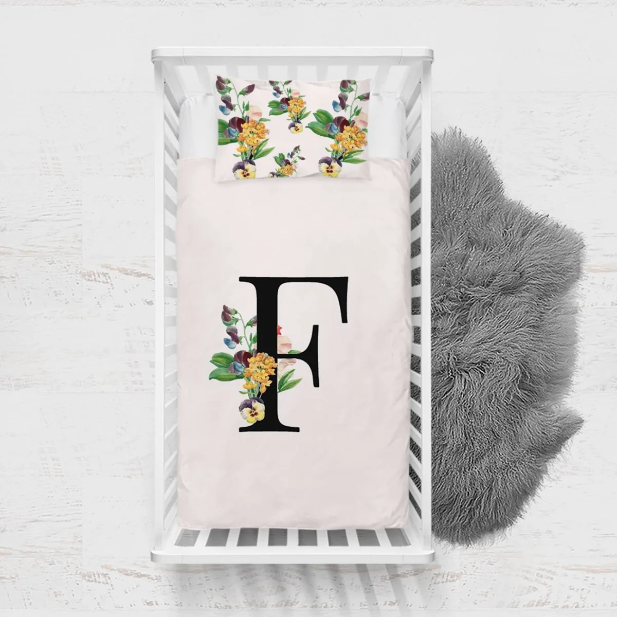 Çiçekli Harf Yatak Örtüsü ve Pike | Beyaz siyah F harfi, rengarenk çiçekler Desenli