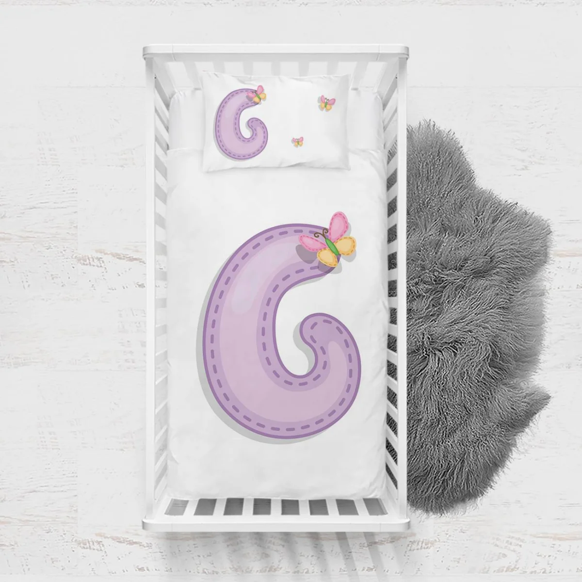 Harf ve kelebek Yatak Örtüsü ve Pike | Beyaz Mor G harfi, dikiş detayları Desenli