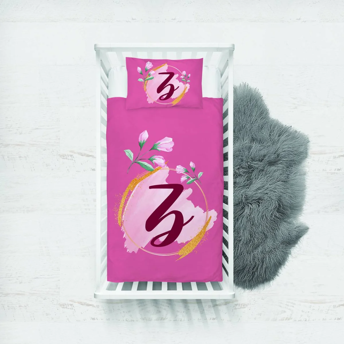 Kişiselleştirilmiş harf ve çiçekler Yatak Örtüsü ve Pike | Pembe Altın ışıltı, suluboya fırça darbesi Des...