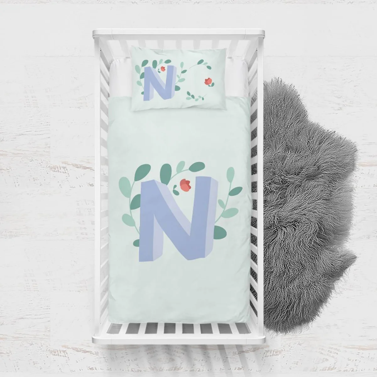 Baş Harf ve Çiçek Çelengi Yatak Örtüsü ve Pike | Açık Mavi yapraklar, küçük kırmızı çiçekler Desenli