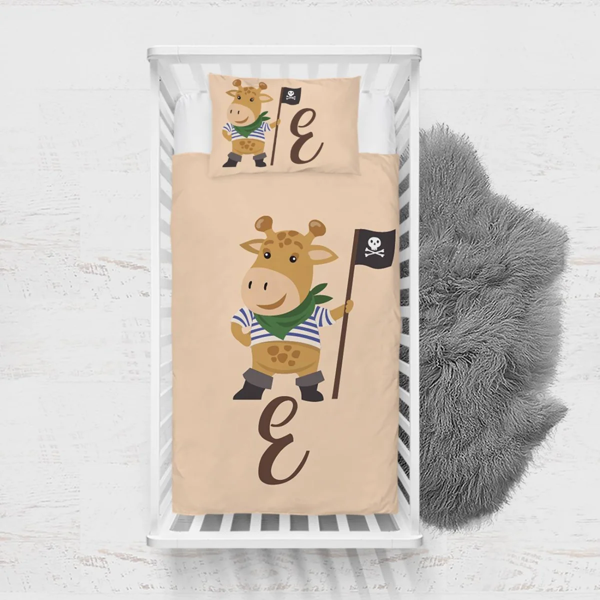 Korsan Zürafa Yatak Örtüsü ve Pike | Bej korsan kıyafetli zürafa, korsan bayrağı Desenli