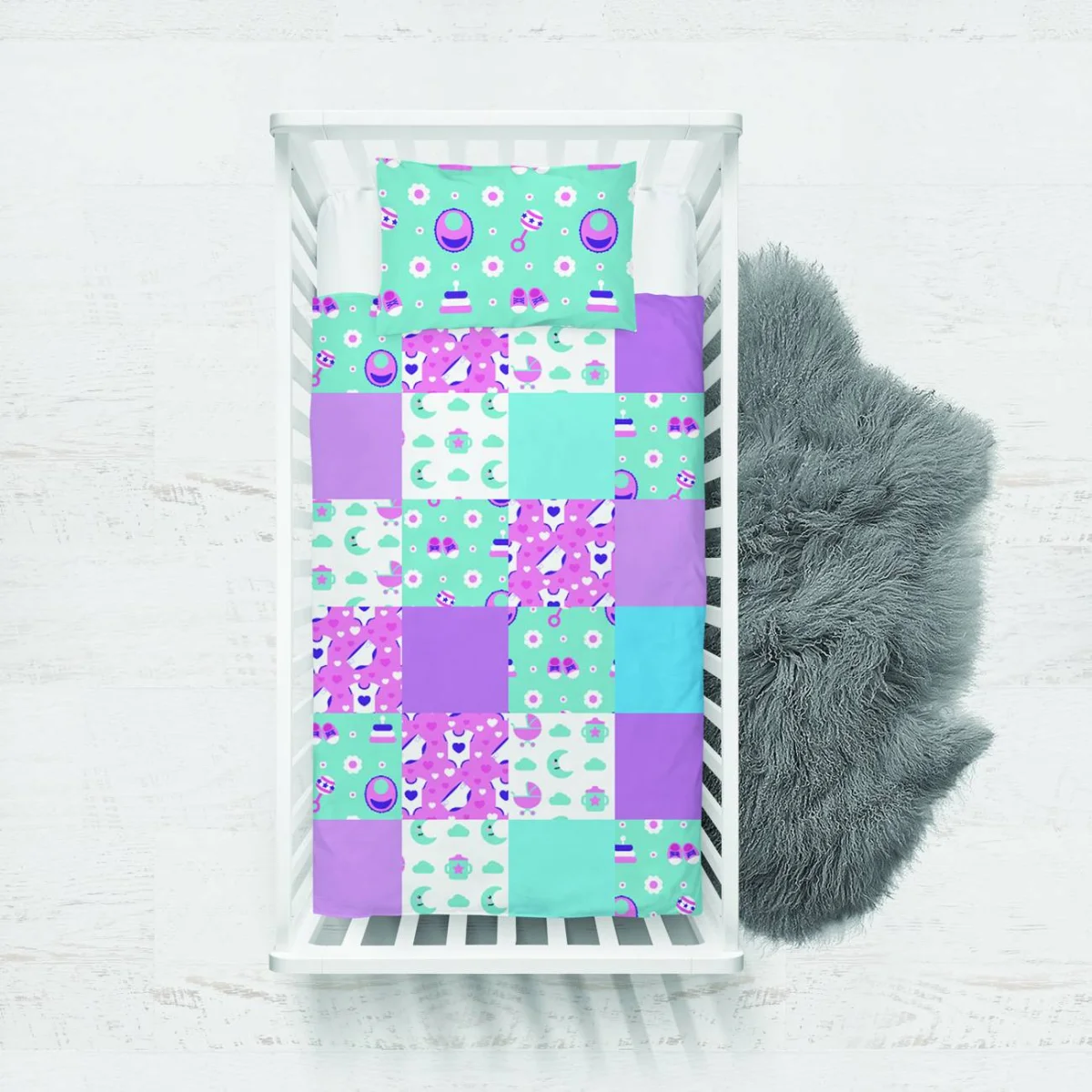 Bebek Gereçleri Yatak Örtüsü ve Pike | Pastel Mor, Turkuaz, Açık Mavi biberon, patik Desenli