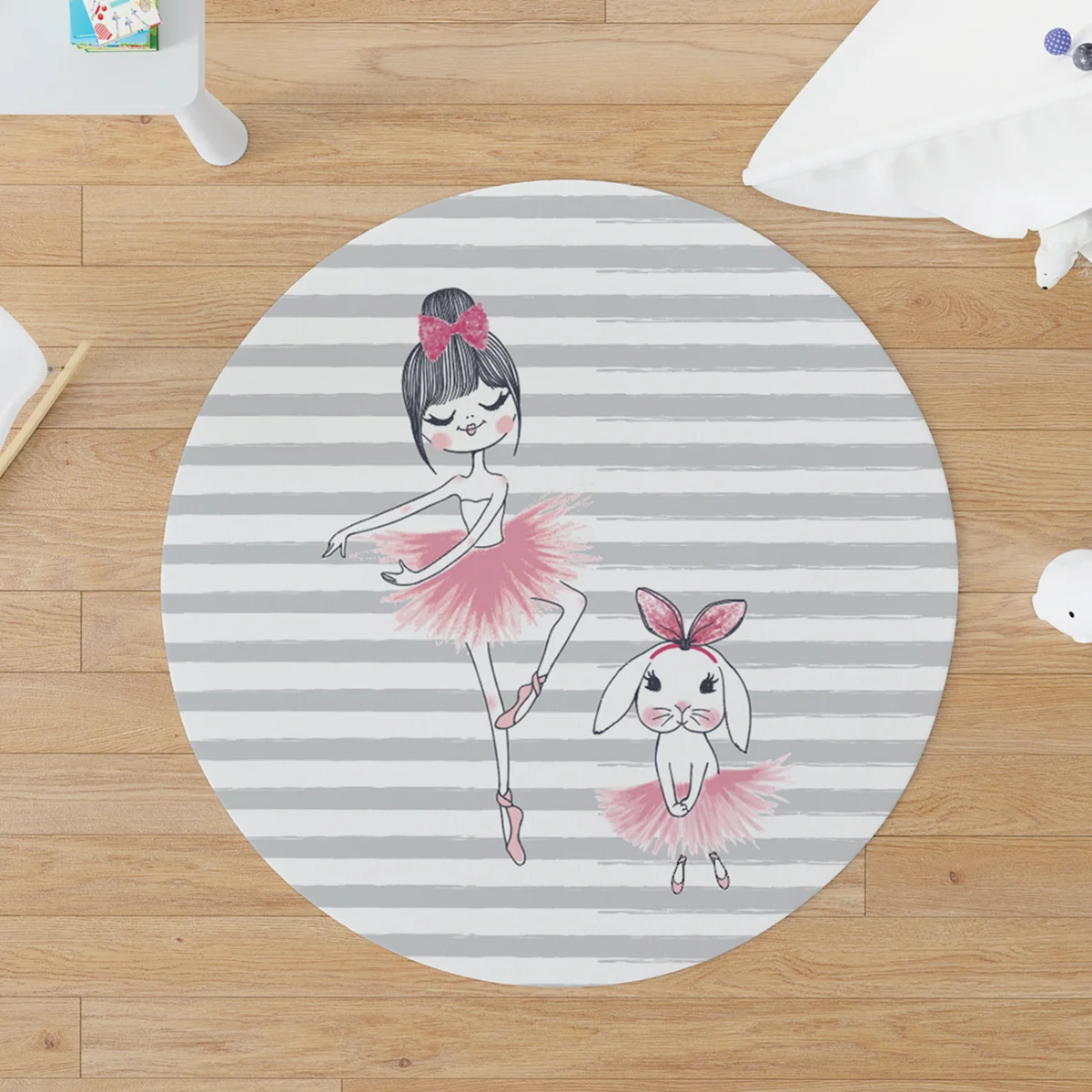 Balerin kız ve tavşan Yuvarlak Halı | Beyaz Yatay gri çizgiler, pembe tütü ve kurdele Desenli