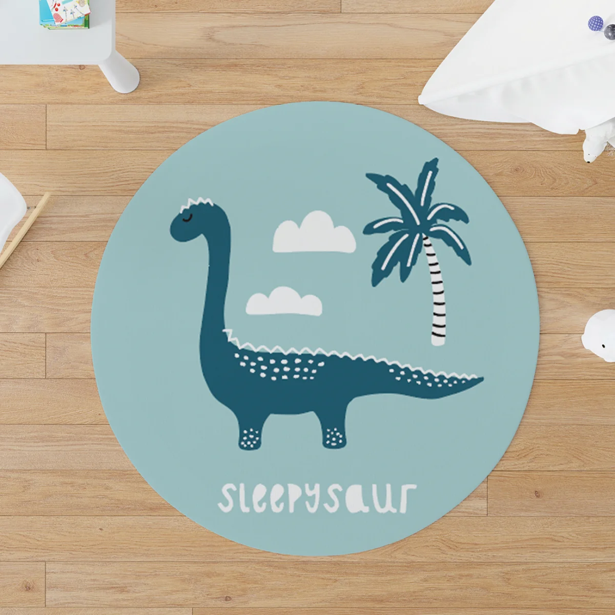 Dinozorlar Yuvarlak Halı | Açık Mavi Bulutlar, palmiye ağaçları ve yapraklar Desenli