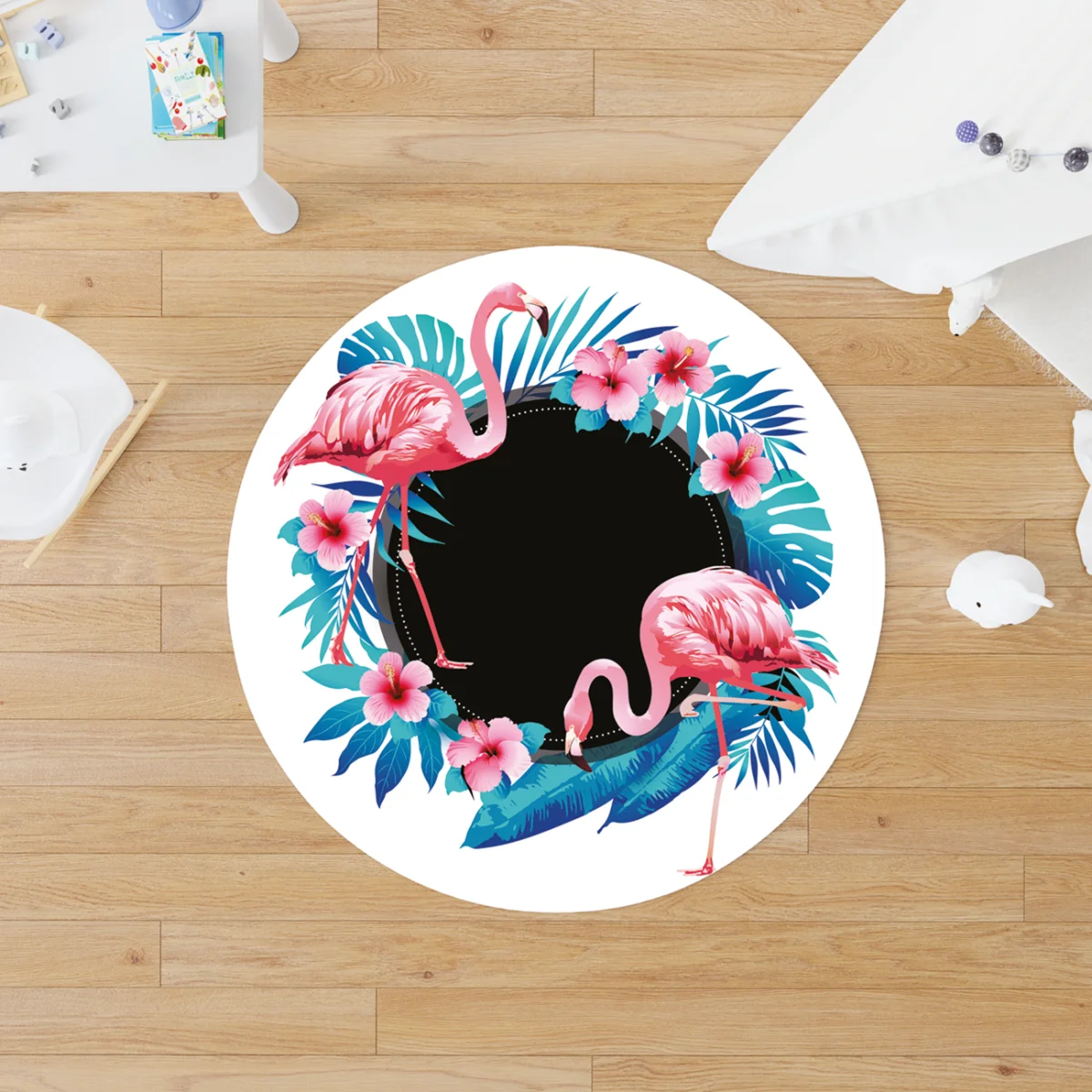 Flamingolar Yuvarlak Halı | Beyaz Tropikal yapraklar, pembe hibiskus çiçekleri Desenli