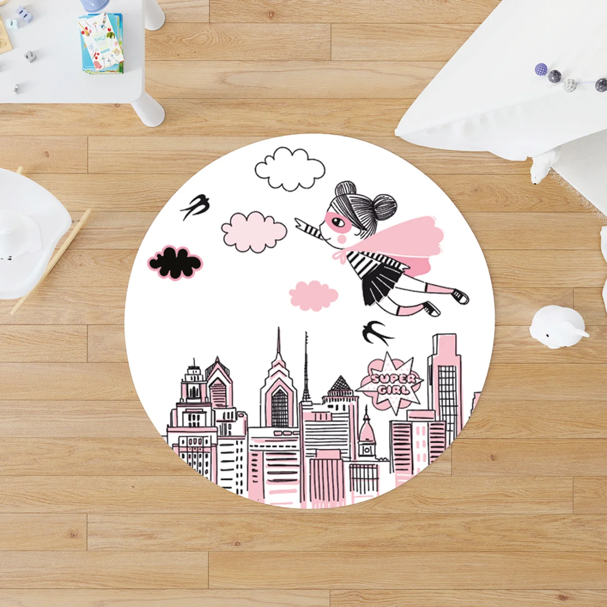 Süper Kız Yuvarlak Halı | Beyaz şehir manzarası, bulutlar Desenli